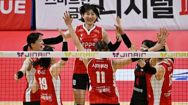 여자배구 페퍼저축은행, '2강' 도로공사 3-2 꺾고 첫 승(종합)
