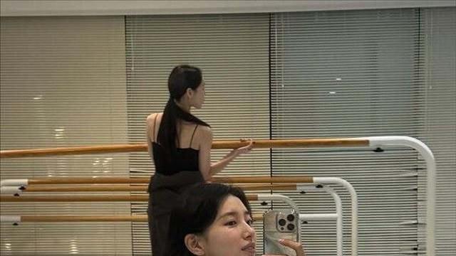 수지, 발레복 입고 '우아한 매력' 발산…늘씬한 라인에 '다리 찢기' 자세까지 완벽 소화