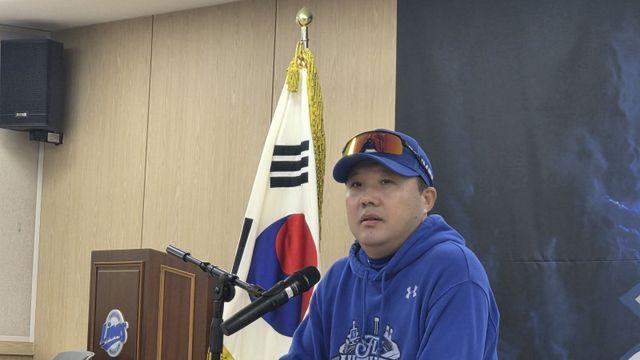 “삼진 안 당하려고 빨리 쳤지” 18년 전 류현진과 맞대결 떠올린 박진만 삼성 감독의 너털웃음 [PO 3차전]