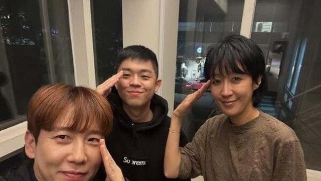 '해병대' 그리, 전역 앞두고 절친 연예인 만났다…거수경례 늠름