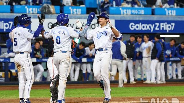 안방 돌아온 '홈런 군단' 삼성, 류현진 상대로 대포쇼…김영웅·김태훈 '쾅쾅'[PO]