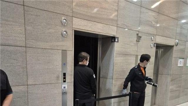 강남구 빌딩 엘리베이터 오작동으로 10여명 갇혀…소방 구조작업