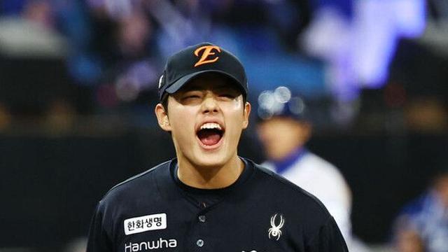 '불펜 문동주 위력투' 한화, 3차전서 5-4 진땀승…19년 만에 KS 진출 눈앞(종합)[PO]