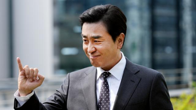 ‘부장님’된 류승룡, 15년만 안방극장…‘웃픔’으로 채운다 [줌인]