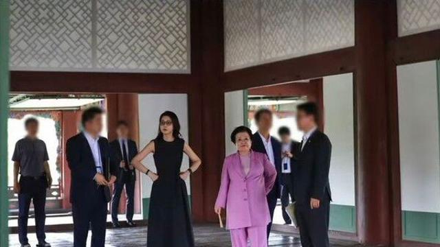 김건희, 슬리퍼 신고 이배용과 경회루 올라…무슨 일?