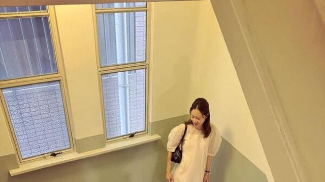 신혼 공효진 하얀 원피스 소화…옆 여자 아이는 누구