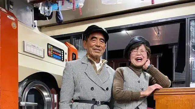 [스압] 손님들이 안찾아가는 옷으로 화보찍는 세탁소 사장부부,,