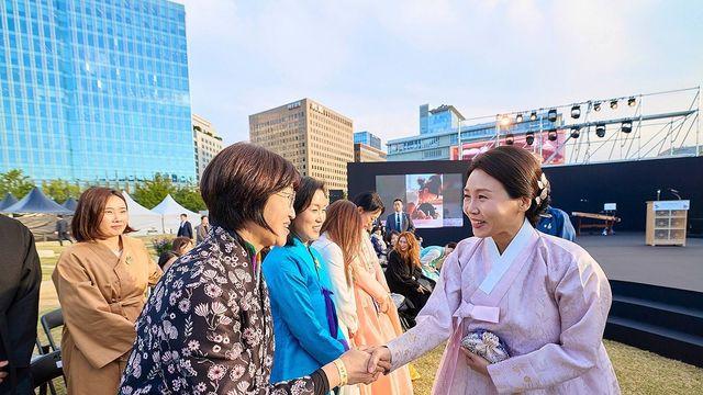 김혜경 여사, 전통시장 방문…한부모 가족 복지시설도 찾아