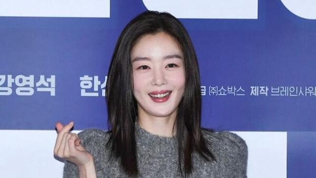 한선화 밝은 미소로 손하트…가을 분위기 물씬