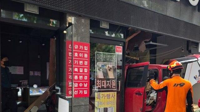 대구 상가에 차량 '돌진', 인명피해 없어…운전자 70대女