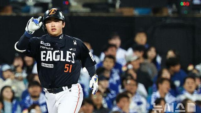 한화 문현빈, 삼성 원태인 상대 3점포…가을야구 개인 첫 홈런[PO]