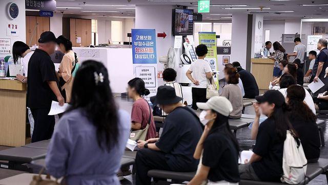 고령층 비정규직 300만명…정규직과 임금 차 180만원 '역대 최대'