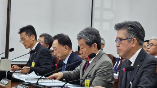 [복지위 국감] 적십자사 회장 베트남 출장 논란…‘헌혈 강요’ 지적도