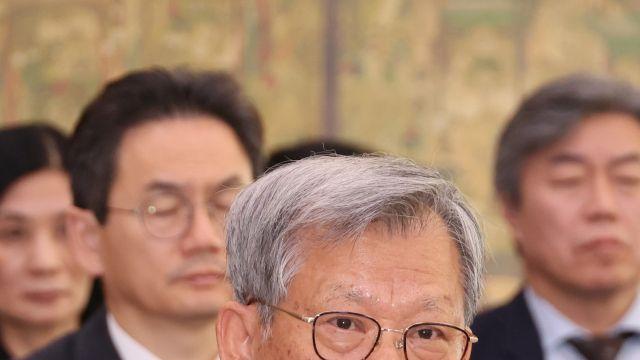 유홍준 관장, '부당이득 혐의' 방시혁과 사진 게재에 