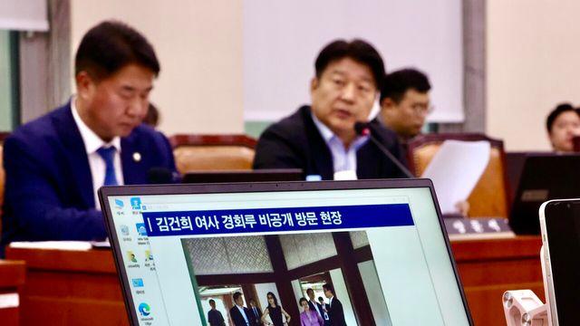 김건희, 경복궁 어좌도 앉았다…특검 “통일교가 건넨 그라프 목걸이 등 확보”