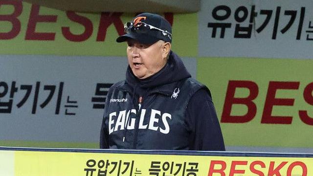 동점 홈런 맞았지만…한화 김경문 감독 