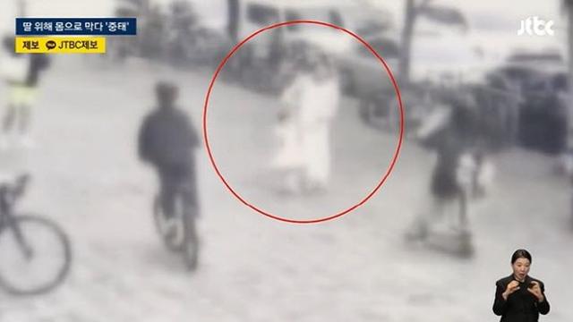 “딸 지키려다…” 킥보드에 치인 엄마 ‘의식불명’, CCTV 보니
