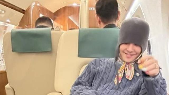 지드래곤, 호화 전세기 내부 공개…월드 투어 중 '명품 가방' 내려놓고 여유 만끽하는 '월클' 일상