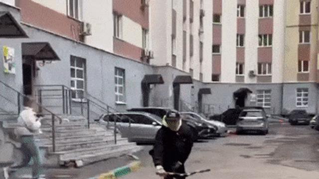 자전거 타며 장애물 피하는 기술.