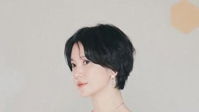인형 아냐?...송혜교, 초근접에도 보석보다 빛나는 미모 [AI 포토컷]
