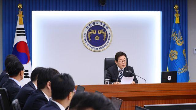 李 “K-방산 수출 2023년 200억 달러...범정부 역량 모아달라”