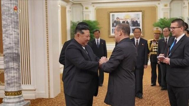 메드베데프 “트럼프 정상회담 취소는 전쟁 행위…미국은 우리의 적”
