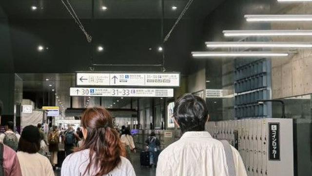 공효진♥케빈오, 일본서 손 꼭 잡고 '청바지 커플룩' 데이트 포착…10살 차이 잊은 캐주얼한 '부부 일상' 공개