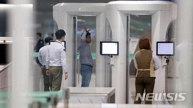 전국 15개 공항 APEC 대비 항공보안등급 '관심→주의' 상향…신발 검색도