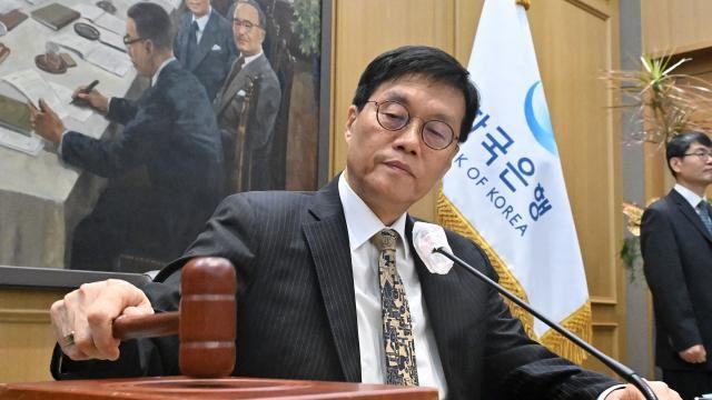 Ngân hàng Hàn Quốc giữ nguyên lãi suất ở mức 2,5% trong bối cảnh bất ổn tỷ giá hối đoái và nhà ở