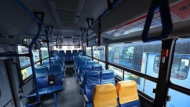 달리는 시내버스서 기사 폭행해 중앙분리대 충돌…50대 구속
