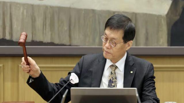 한국은행, 기준금리 2.5% 동결…이창용 “부동산 불안에 속도조절”