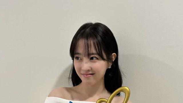 박보영 동안 미모 과시…상 들고 찰칵