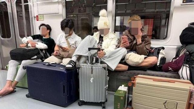 신발 벗고 '양반다리', 큰 소리로 '영상 시청'…5호선 민폐 승객 '눈살'