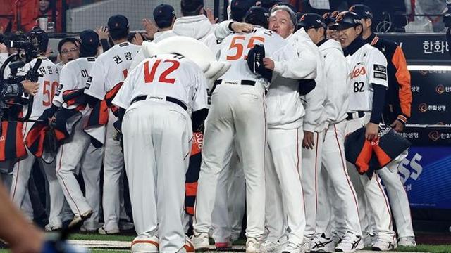 19년 한 맺힌 기다림 끝났다... 한화, 삼성 11-2로 잡고 드디어 한국시리즈 진출