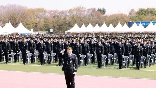 킥복싱 선수·항공사 승무원…신임 경찰 2376명 졸업