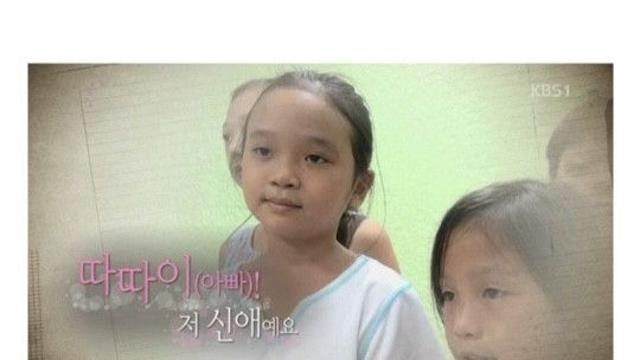 아빠를 찾으러 세부에서 온 10살 코피노 여자아이..jpg