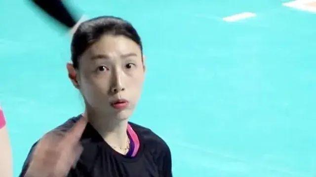 김연경 찍다 공에 맞는 팬