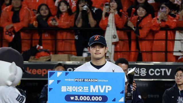 첫 가을야구 PO MVP 품은 문동주 