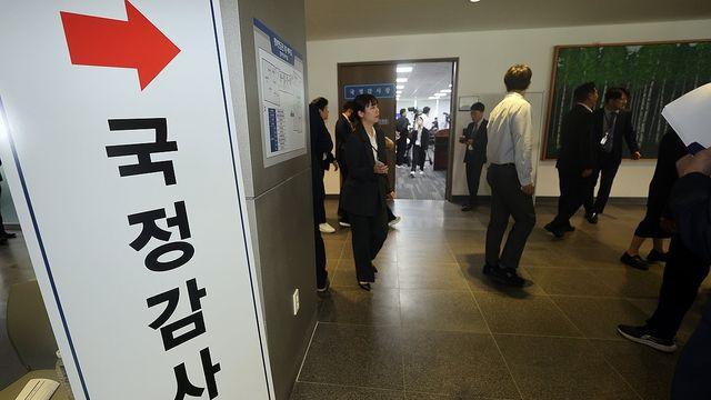 취재진 가로막은 국민연금공단 국정감사…공단 