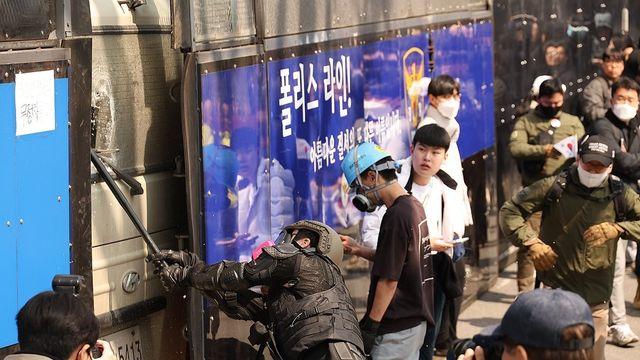 尹 파면에 '화풀이' 경찰버스 부순 30대 2심도 징역형 집유