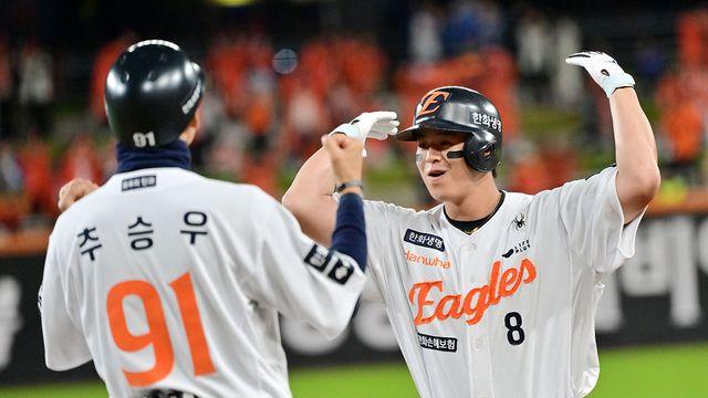 19년 만의 KS 가자! '고급야구' 한화, 노시환 적시타→채은성 희생플라이…1회부터 2-0 리드 [PO5]