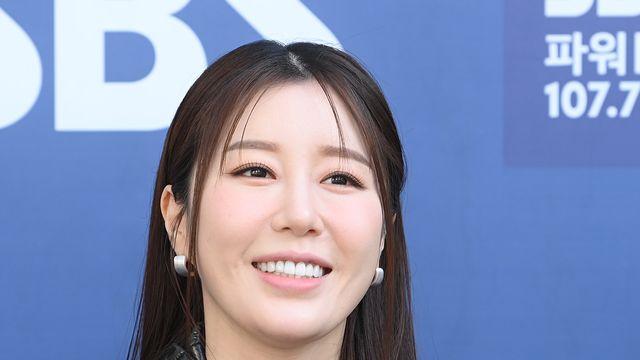 가수 나비, 4년만 둘째 임신…