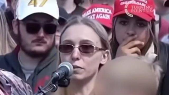 깜짝깜짝 찰리 커크에게 박수 받은 여자.JPG