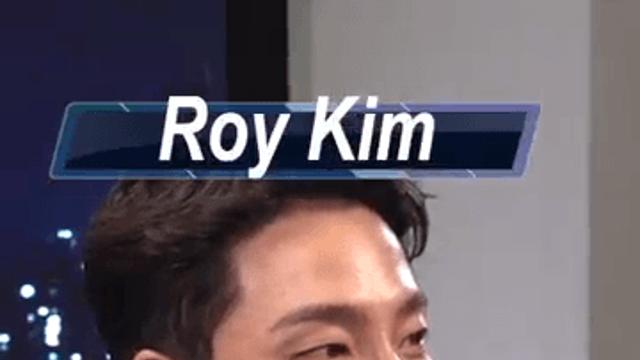 잘생긴 가수가 약간 많이 코미디언 같이 생긴 코미디언에게..