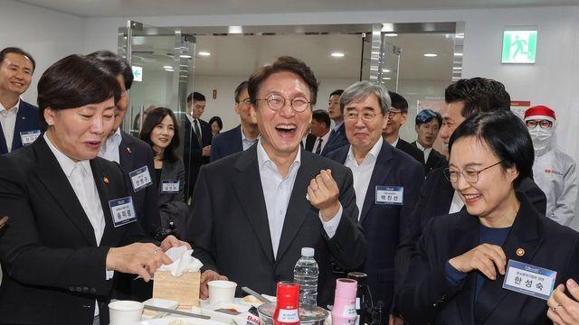 삼양공장서 불닭볶음면 시식한 金총리 