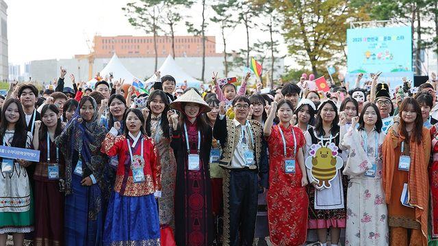 남산이 작은 지구촌으로…가을 정취 만끽한 다문화페스타 참가자들