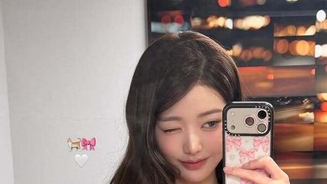 장원영, '무결점 인형 미모' 윙크 셀카 공개…긴 웨이브 헤어에 '귀여움 가득' 일상 룩 완벽 소화