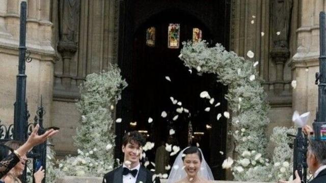 지방시 가문 며느리 정다혜, 한국적 ‘노리개X실크 보자기’ 담은 특별 답례품 공개…양초 선물로 하객들에게 감사 전해