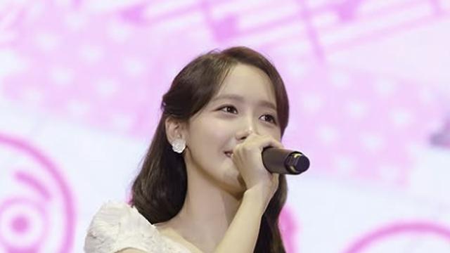 윤아, ‘폭군의 셰프’ 포상 휴가 중 팬미팅도…팬 향한 여신 미소 [AI 포토컷]