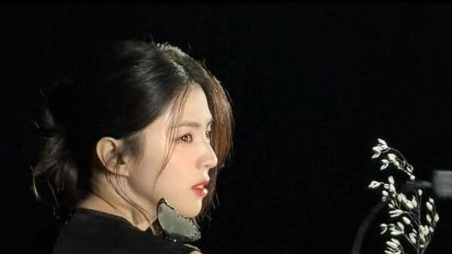 꽃보다 한소희, 어깨에 나비가…고혹적 블랙 여신
